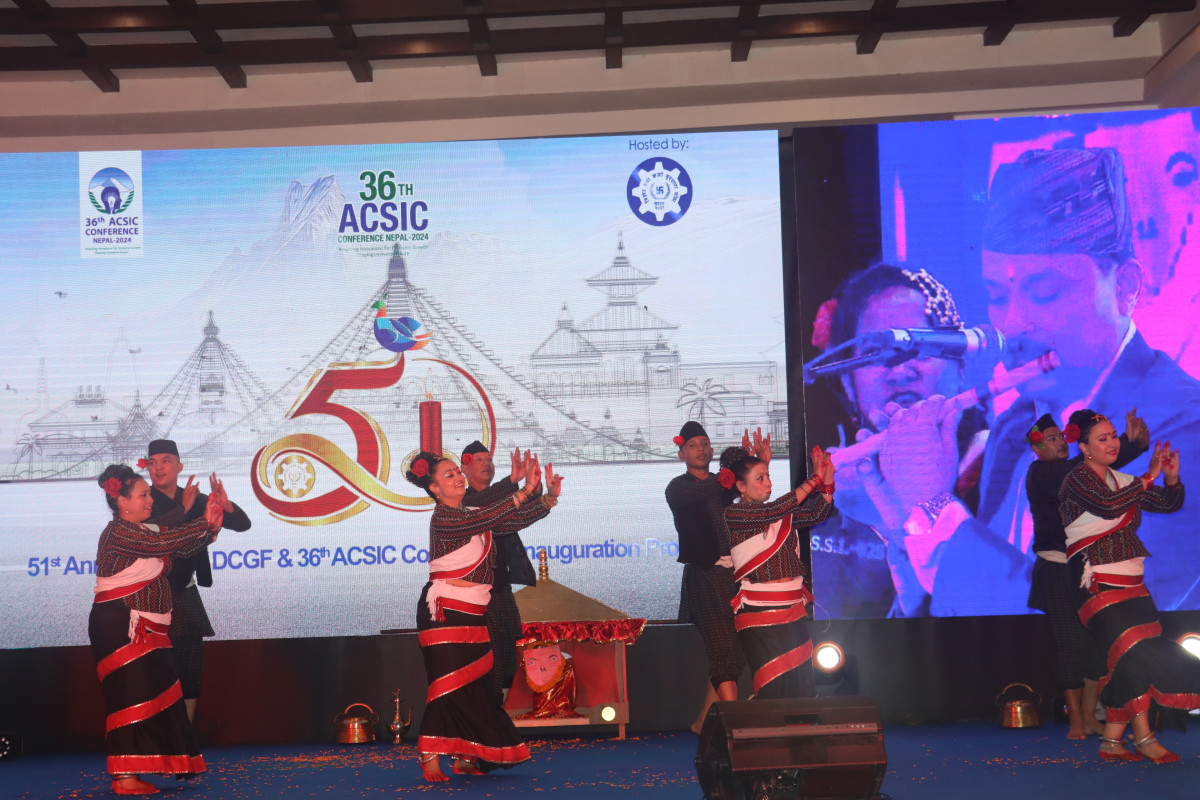 नेपाली लोक कला र संस्कृतिको प्रचार प्रसार  गर्दै-सांस्कृतिक संस्थानका कलाकारहरु ( होटल सोल्टी) मा ।