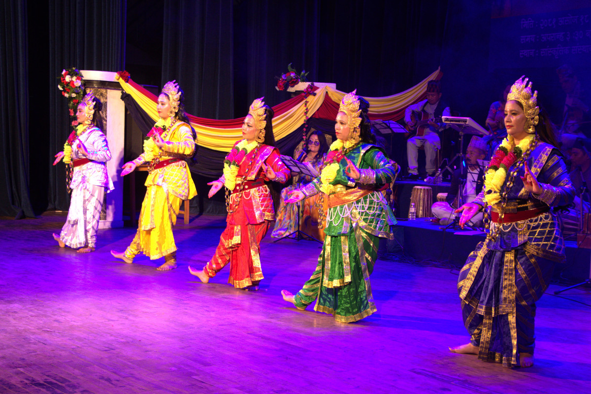 “चाड पर्व विशेष शुभकामना आदानप्रदान तथा सांस्कृतिक कार्यक्रम २०८१”   (संस्थानका नृत्य कलाकारहरु आर्यतारा नृत्य प्रस्तुत गर्दै)