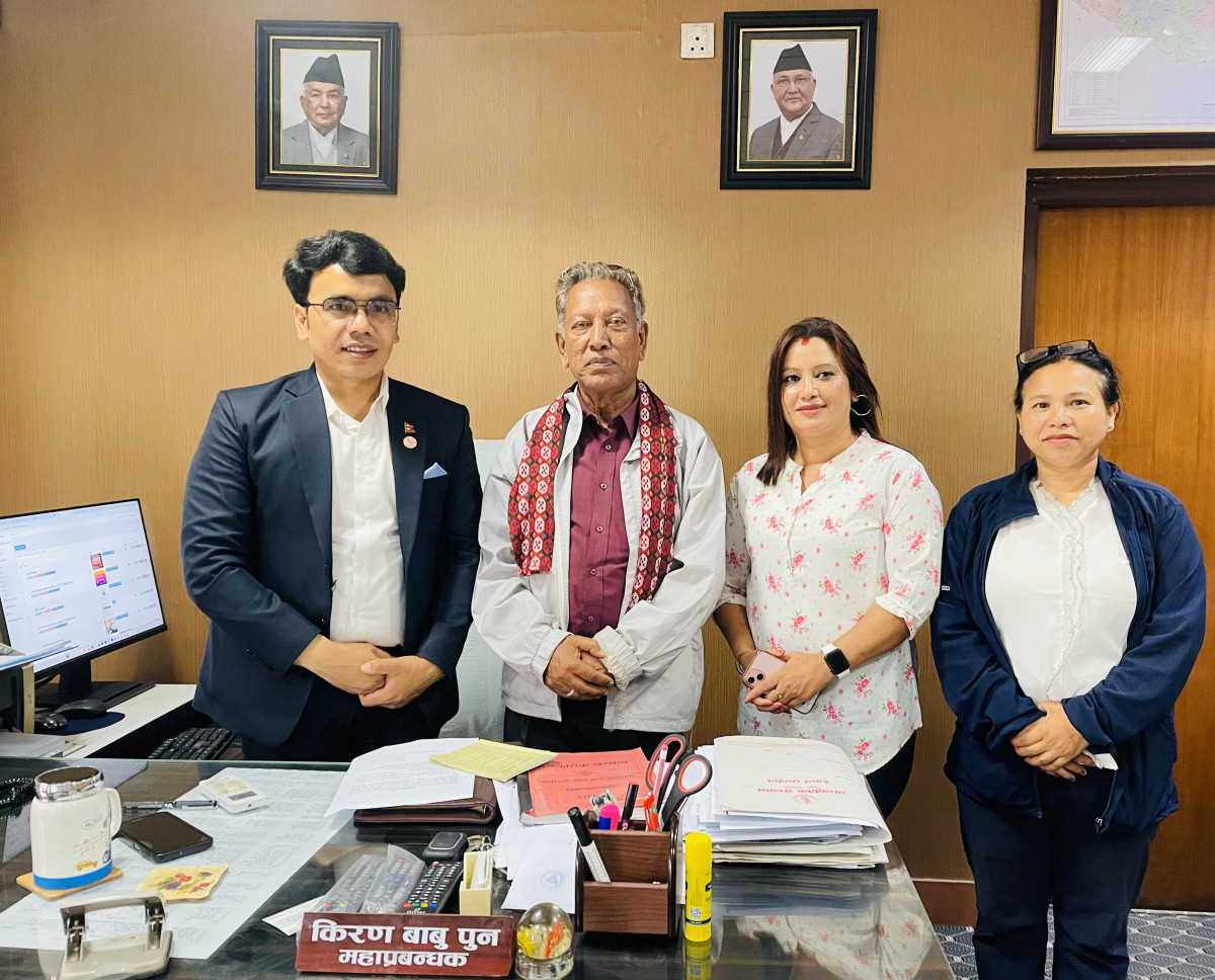 ऐतिहासिक गीतिनाटक मुनामदनका संगीत संयोजक तथा स्वरलिपि प्रबन्धक : मोहन कृष्ण कार्की ढली ज्यू सँग शिष्टाचार भेटघाट